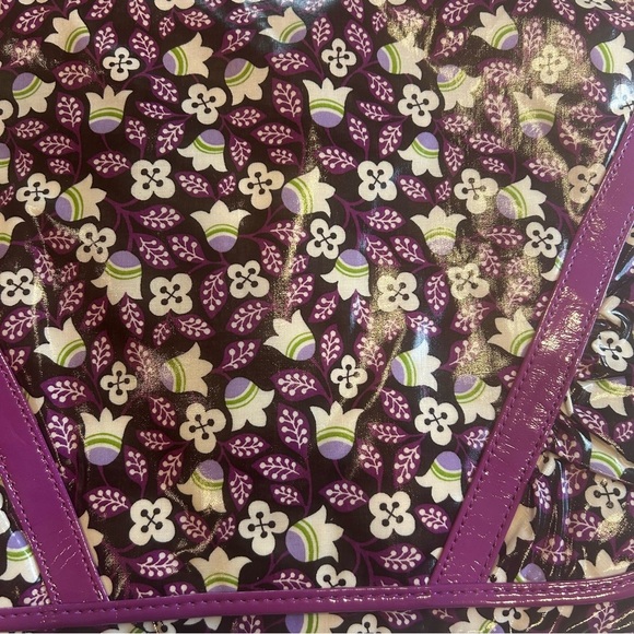 Vera Bradley Frill Vinyl Messenger Bag in Plum Petals Expandable Pockets Laptop - Picture 2 of 11
